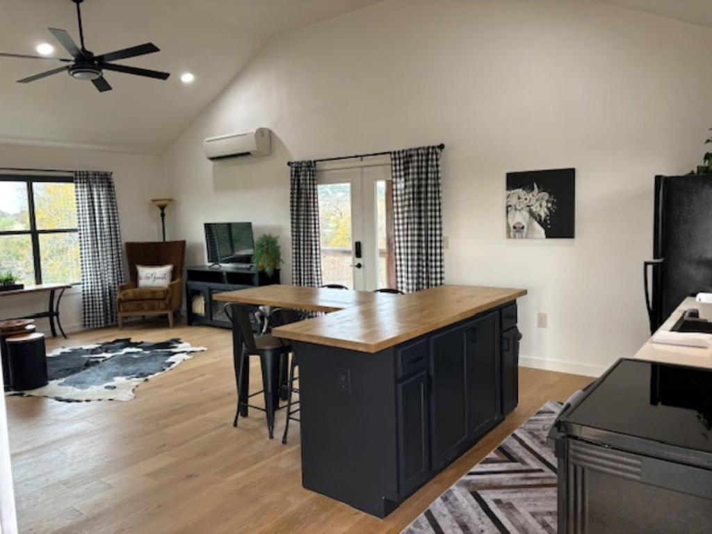 City On A Hill At Spring Creek Fredericksburg Extérieur photo